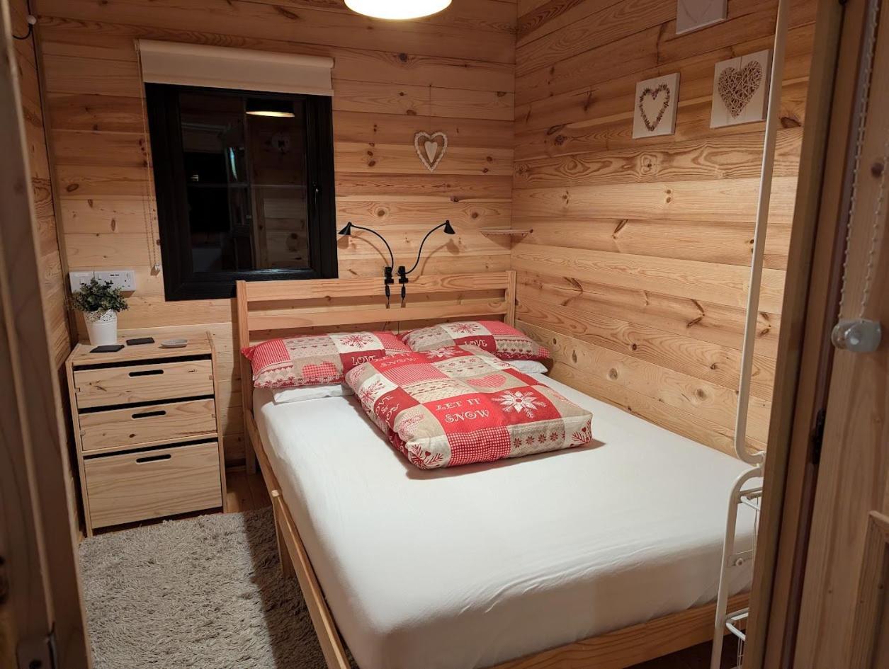 'monktonmead Lodge' In Secluded Setting, With Private Indoor Pool. Chalet *